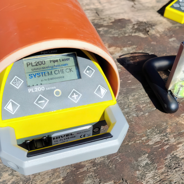 Трубний лазер Nivel System PL200R – перший спеціалізований інструмент від компанії Nivel System для прокладання водопровідних і каналізаційних труб